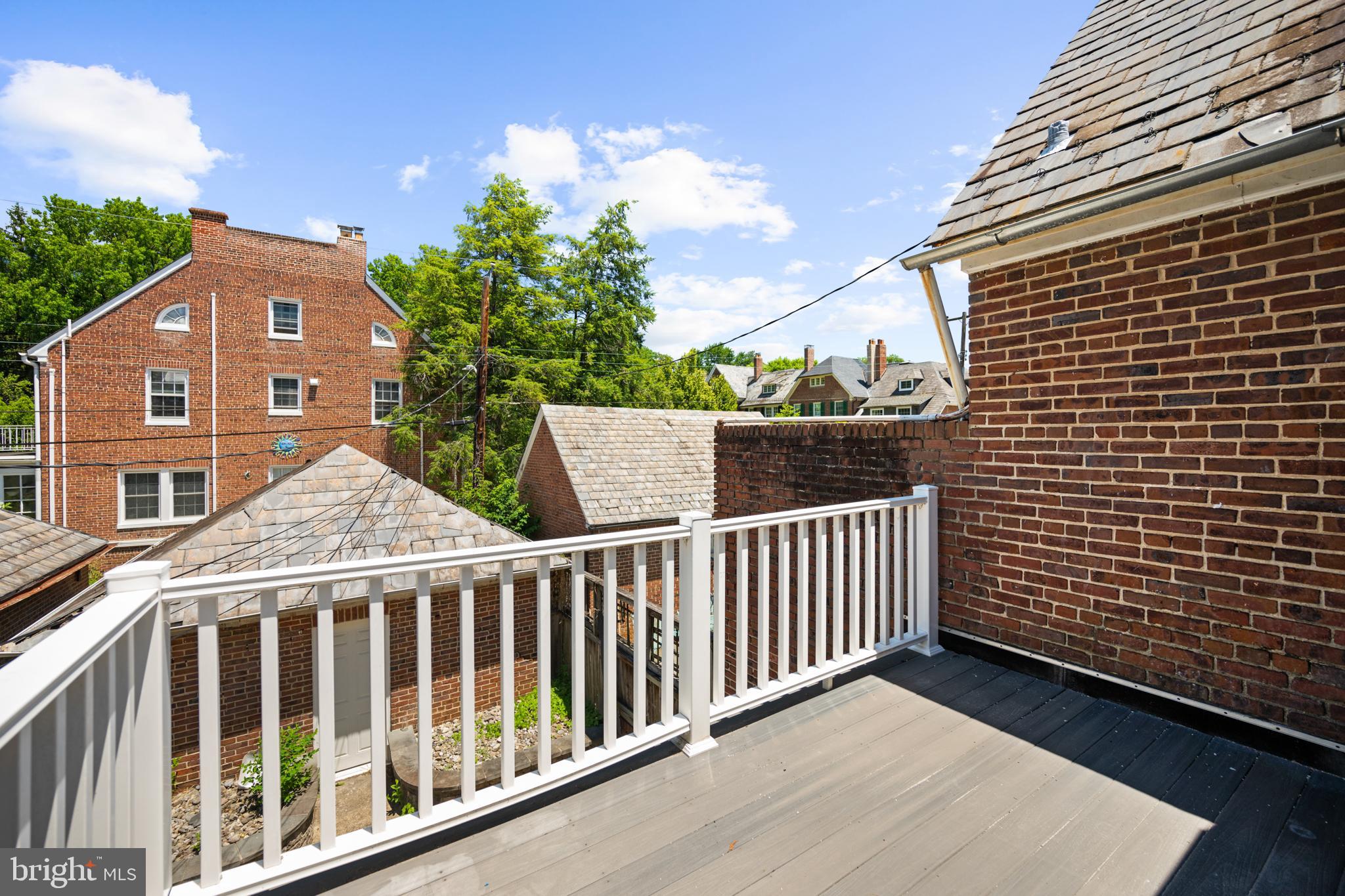 214 E UNIVERSITY PARKWAY