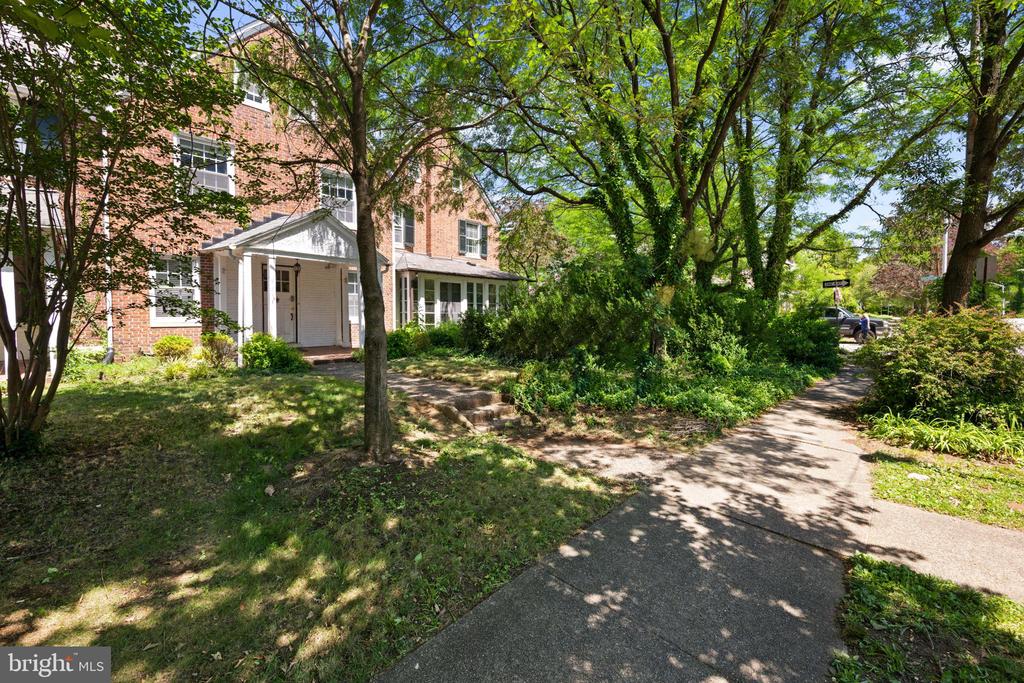 214 E UNIVERSITY PARKWAY