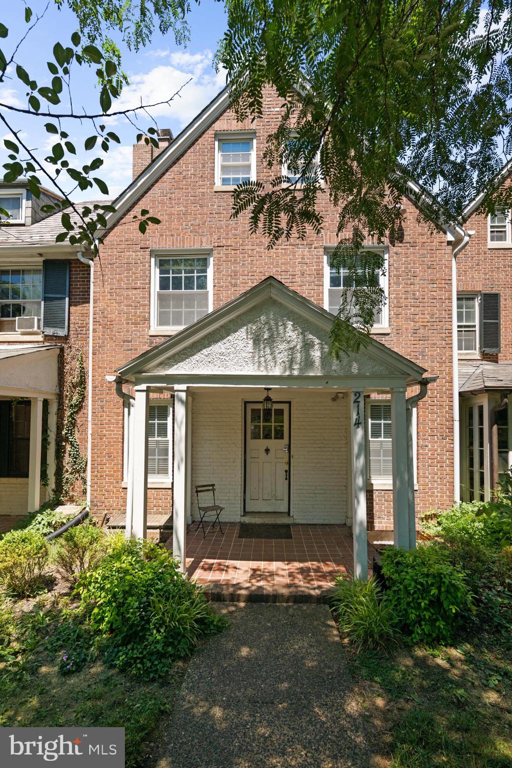 214 E UNIVERSITY PARKWAY
