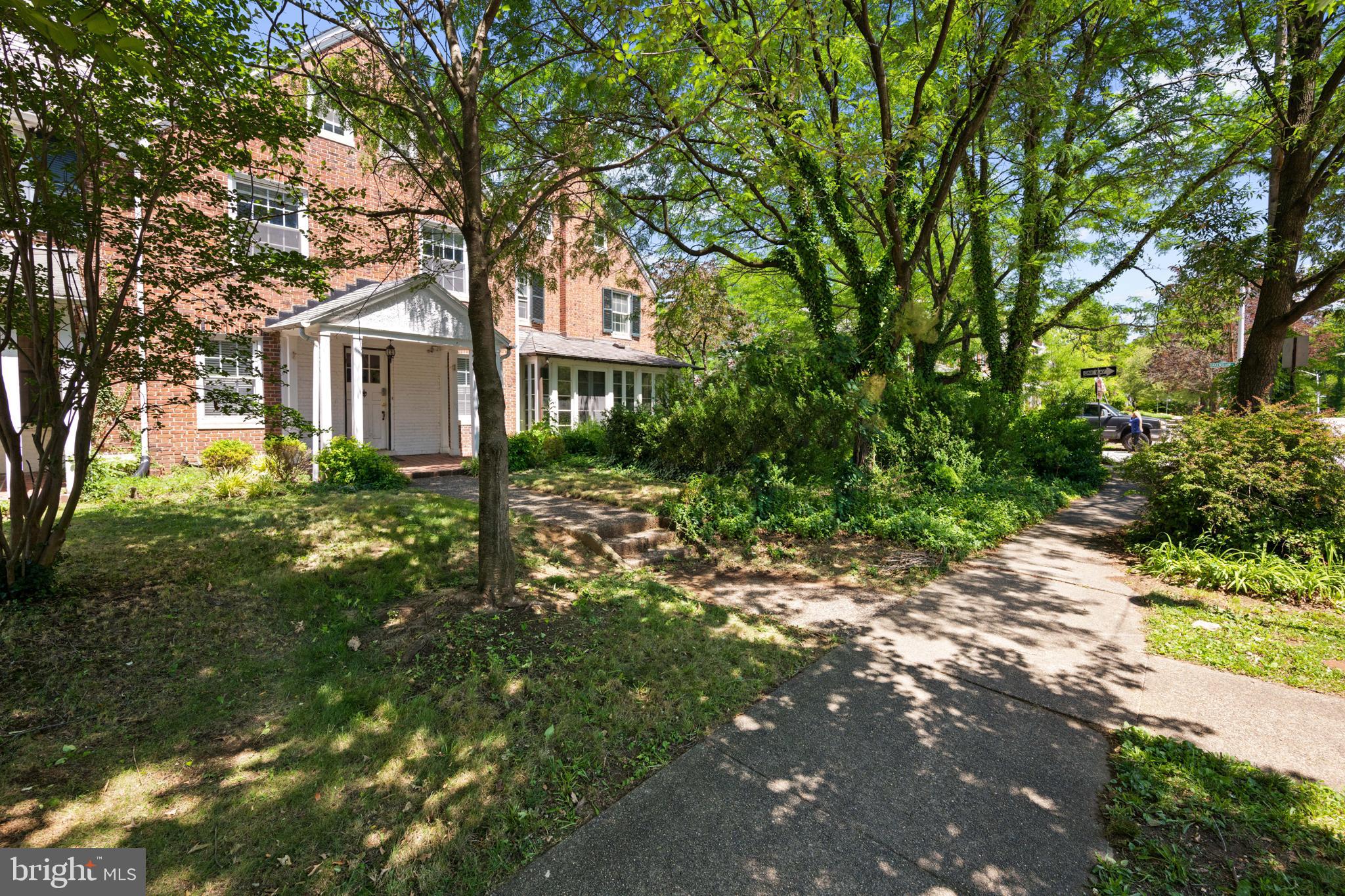 214 E UNIVERSITY PARKWAY