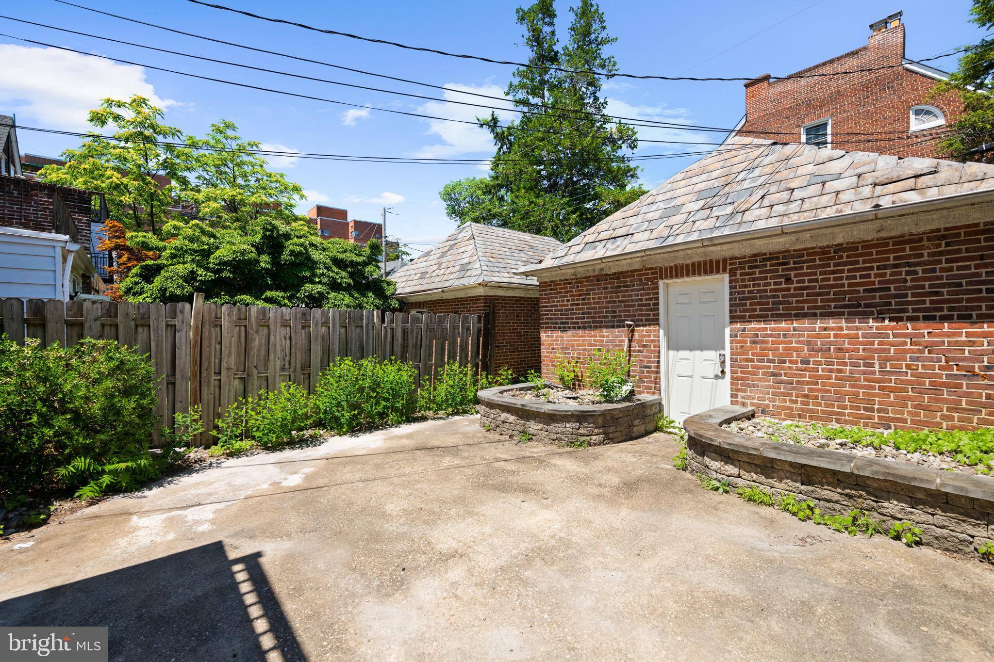 214 E UNIVERSITY PARKWAY
