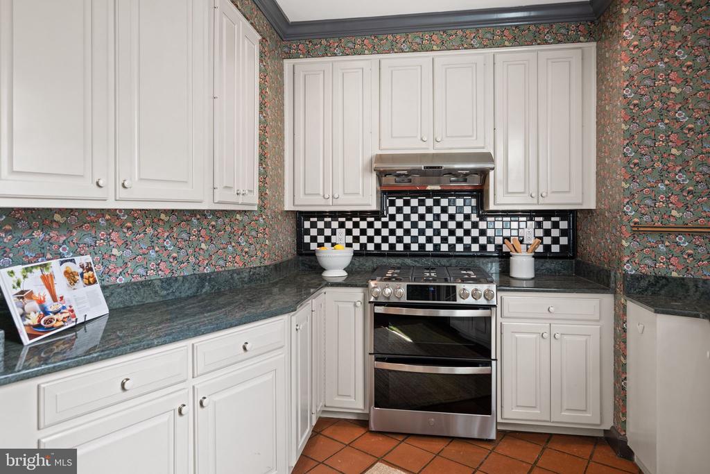 3405 GREENWAY 206