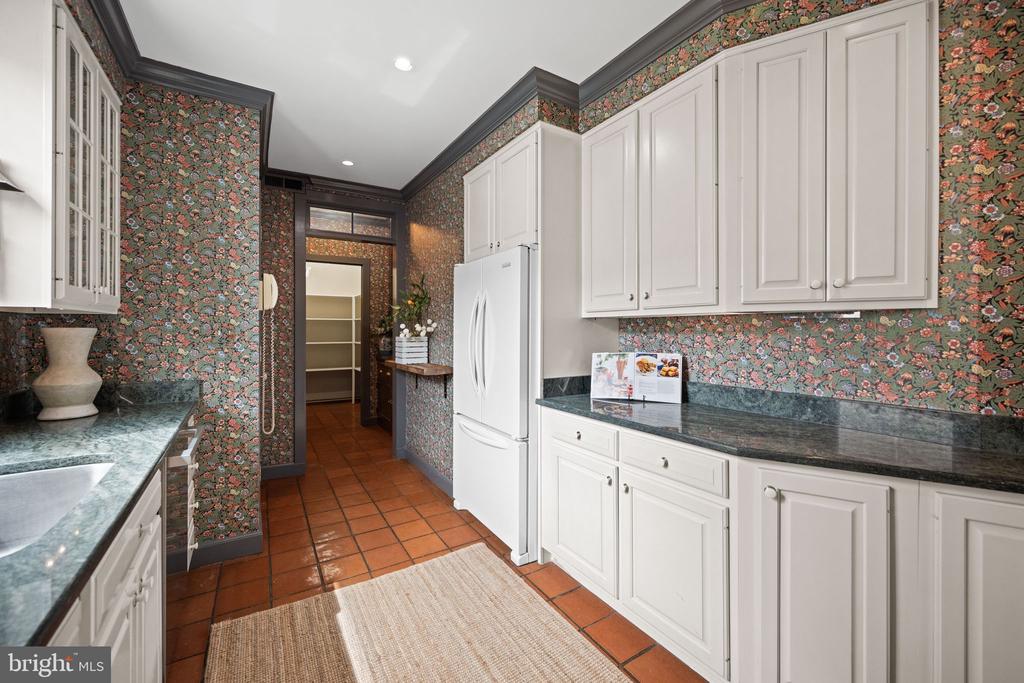 3405 GREENWAY 206