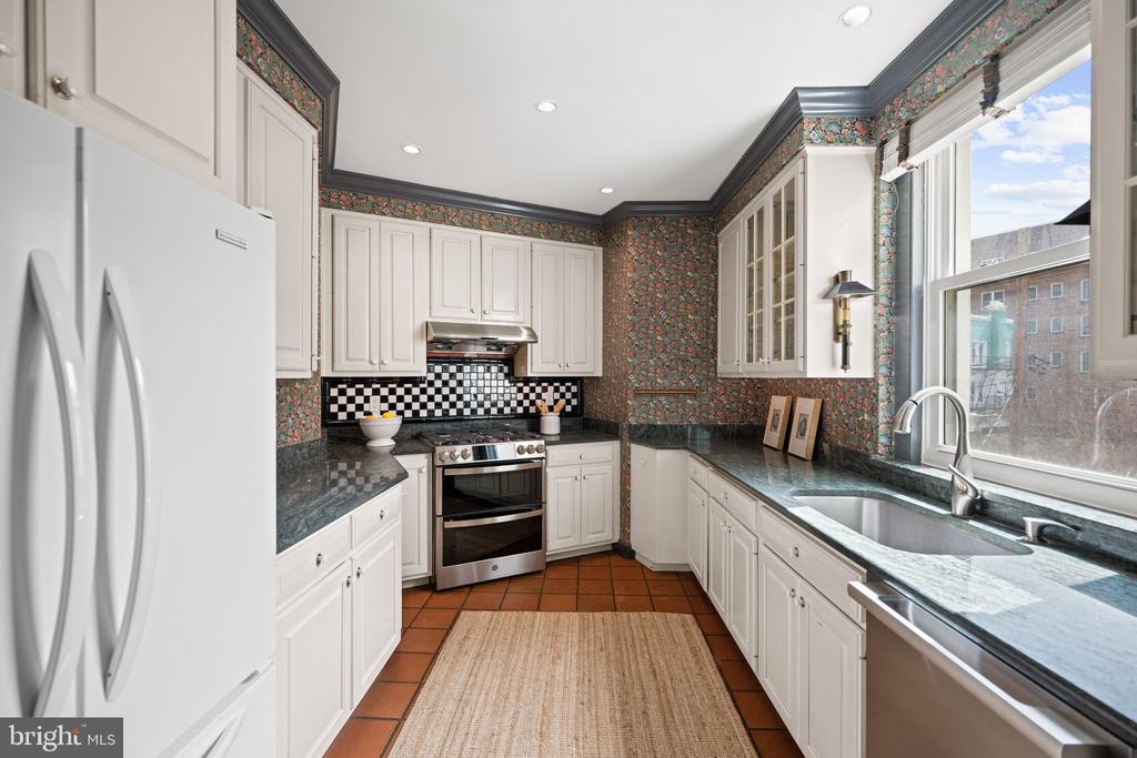 3405 GREENWAY 206