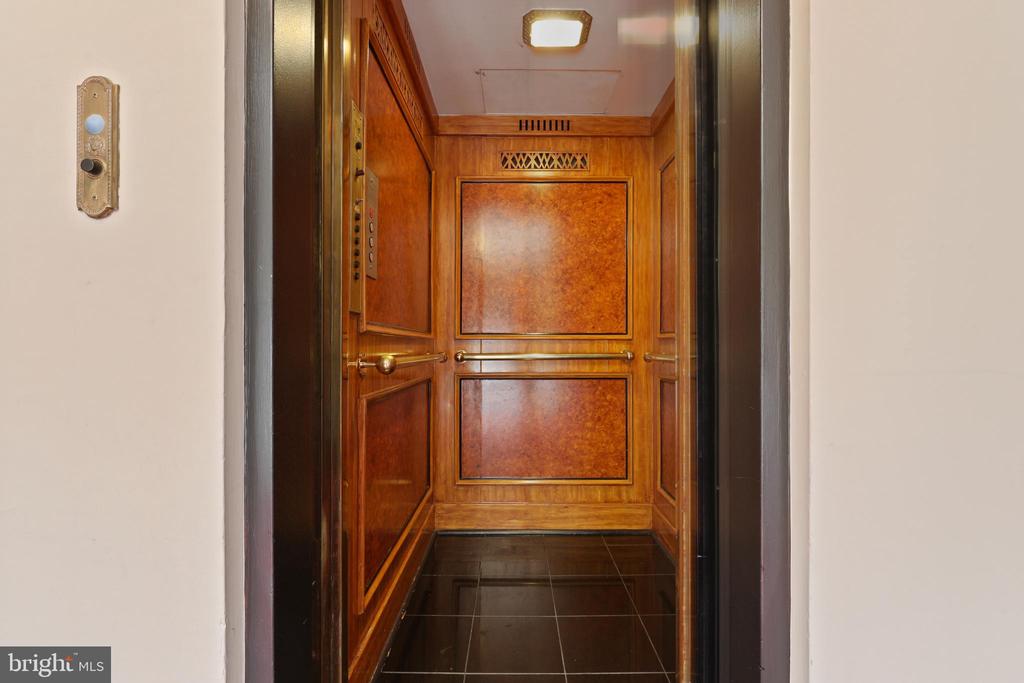 3405 GREENWAY 206