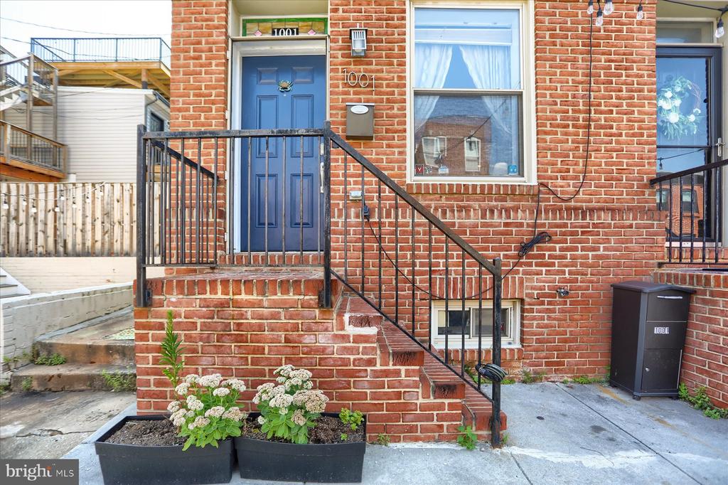 1001 BAYLIS STREET