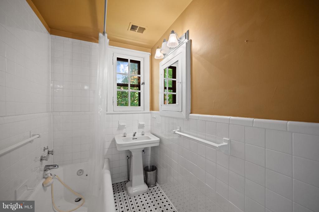 230 STONY RUN LANE Unit: 1E
