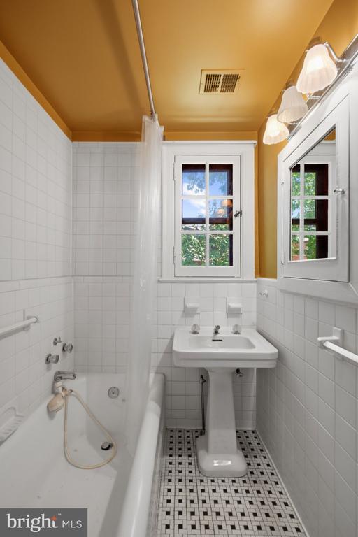 230 STONY RUN LANE Unit: 1E