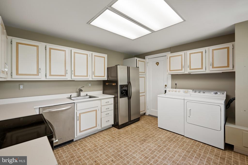 230 STONY RUN LANE Unit: 1E