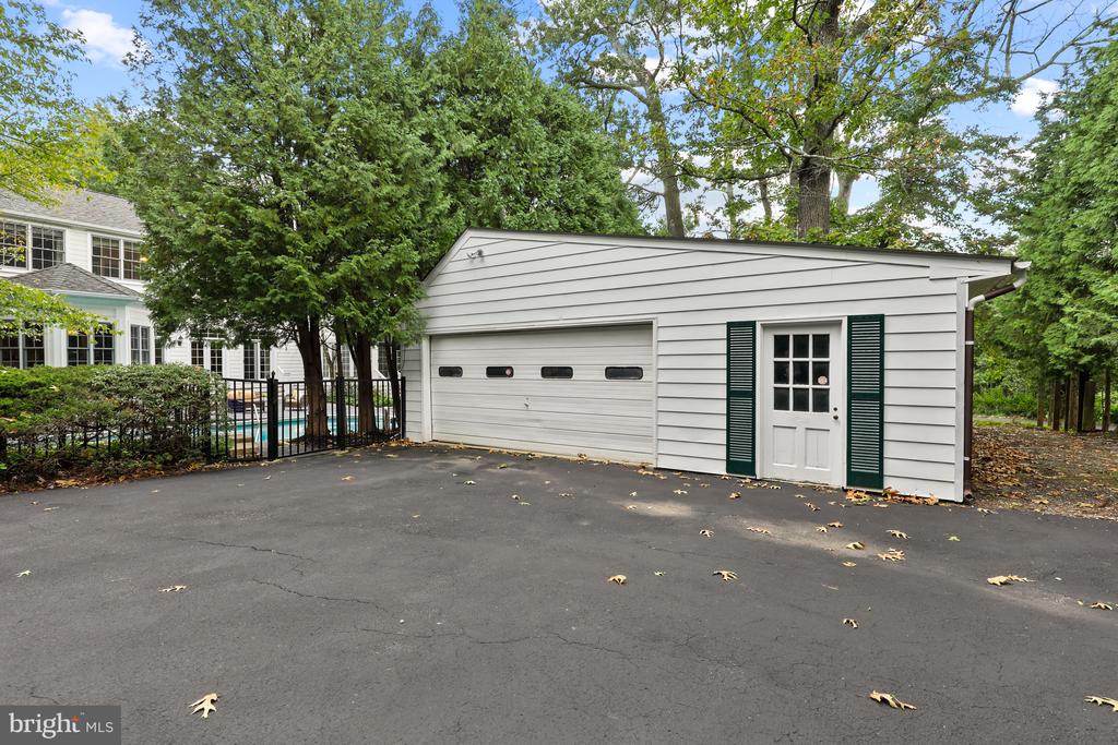 2218 Caves Rd