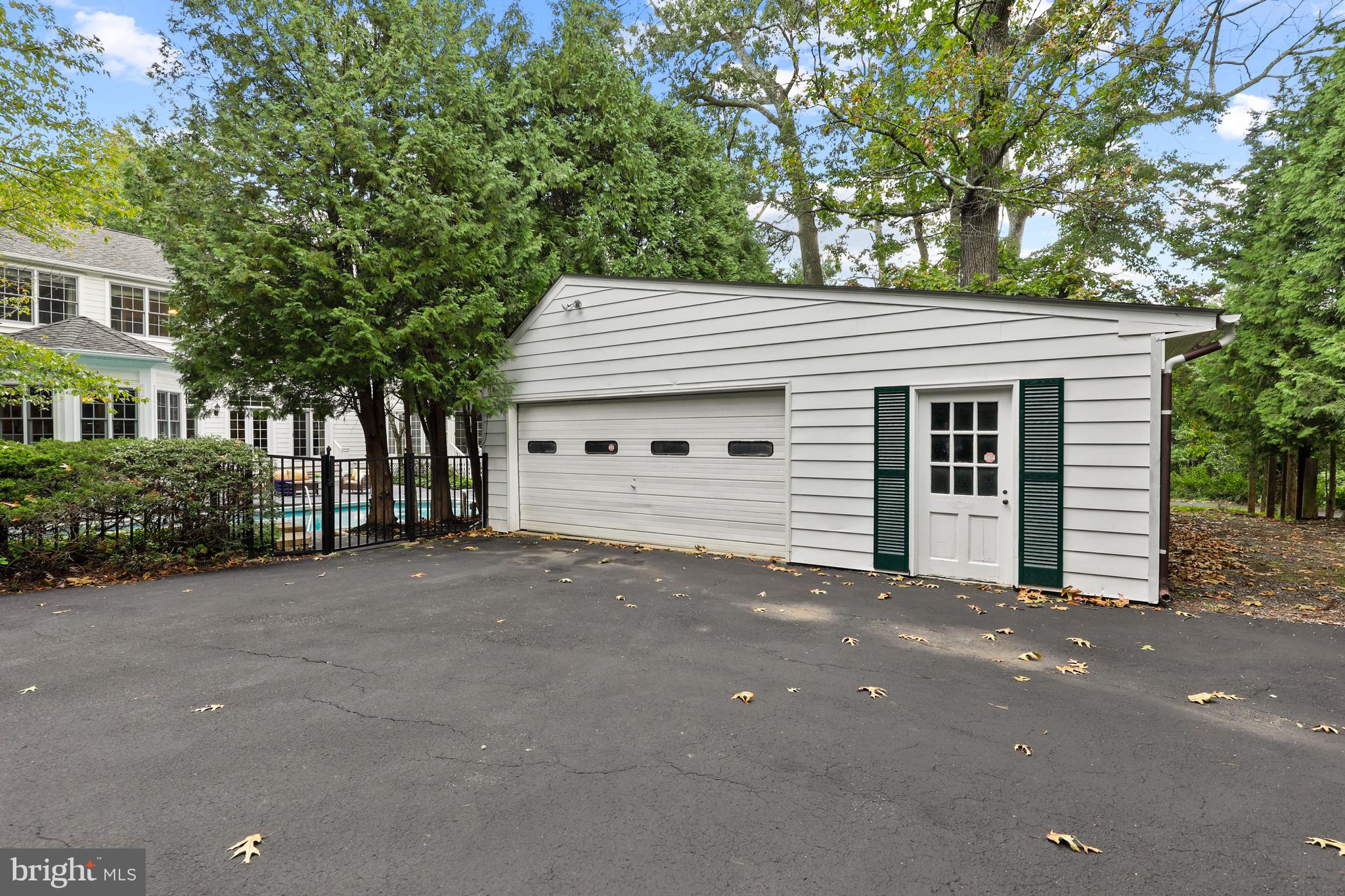 2218 Caves Rd