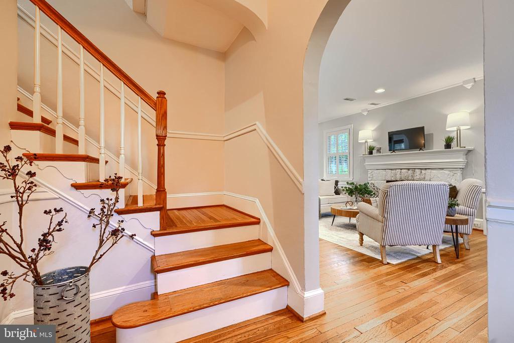 905 KINGSTON ROAD