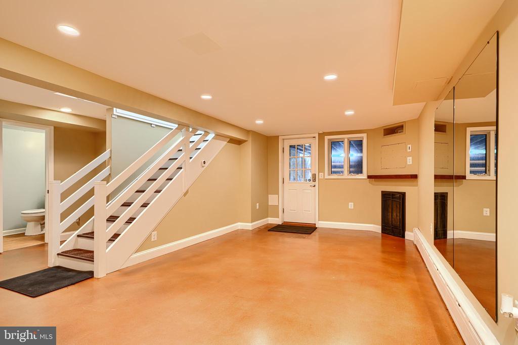 905 KINGSTON ROAD