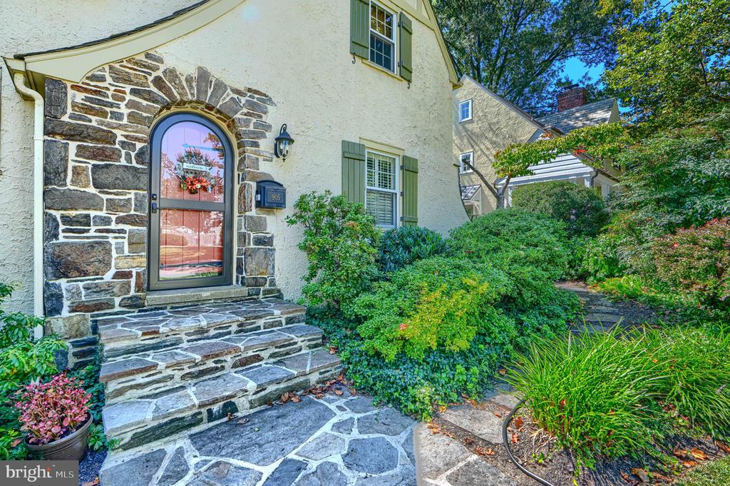 905 KINGSTON ROAD