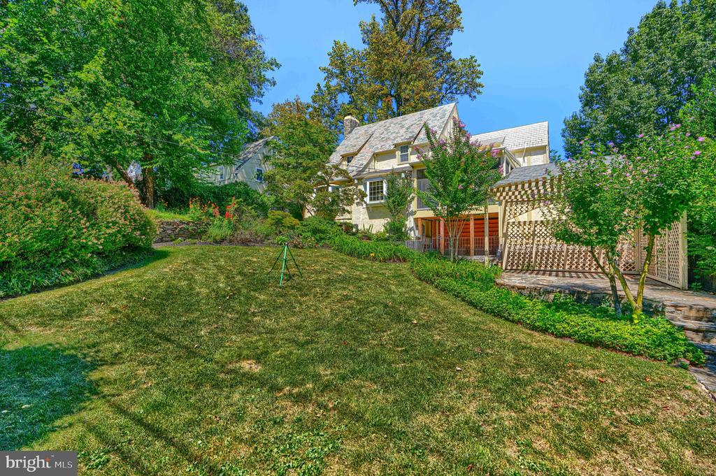 905 KINGSTON ROAD