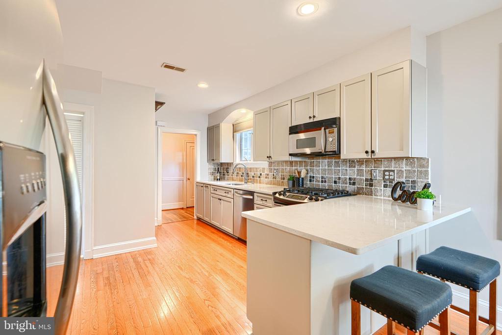 905 KINGSTON ROAD