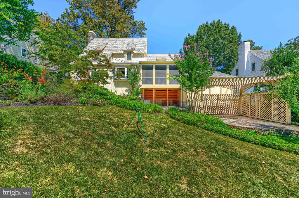 905 KINGSTON ROAD
