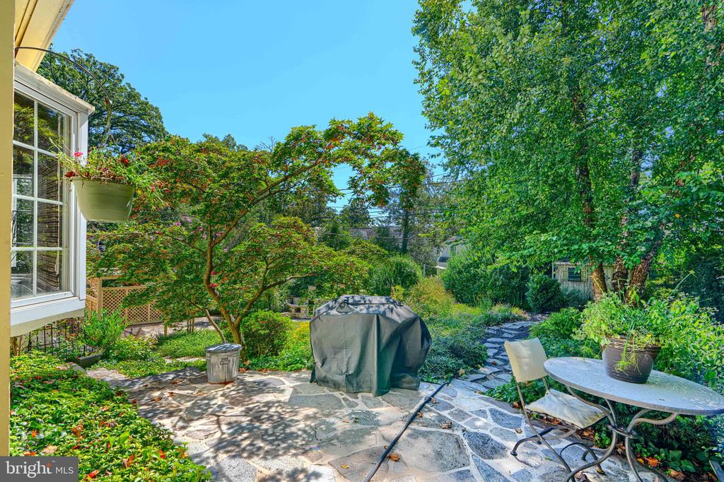 905 KINGSTON ROAD