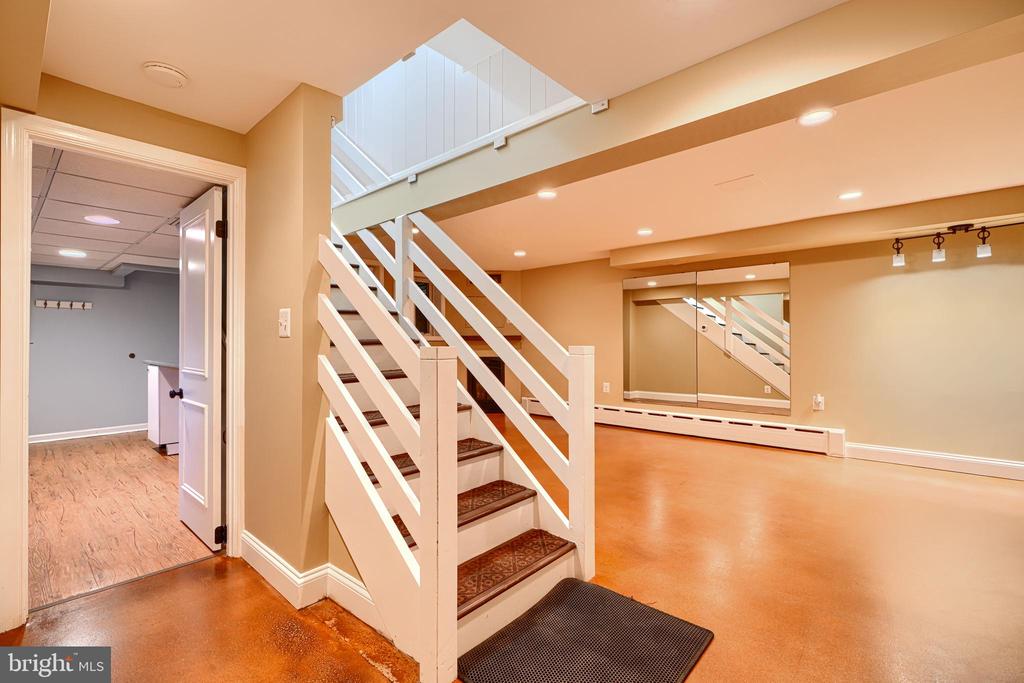 905 KINGSTON ROAD