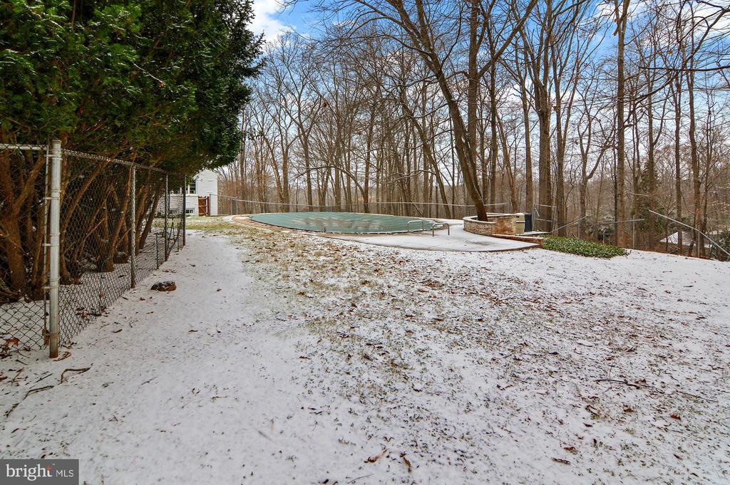 7 CAVESWOOD LANE