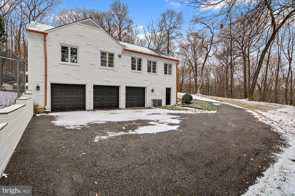 7 CAVESWOOD LANE