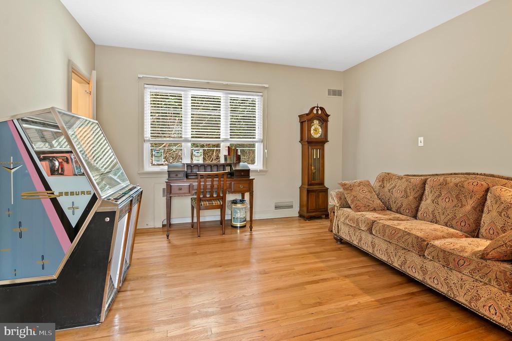 7 CAVESWOOD LANE