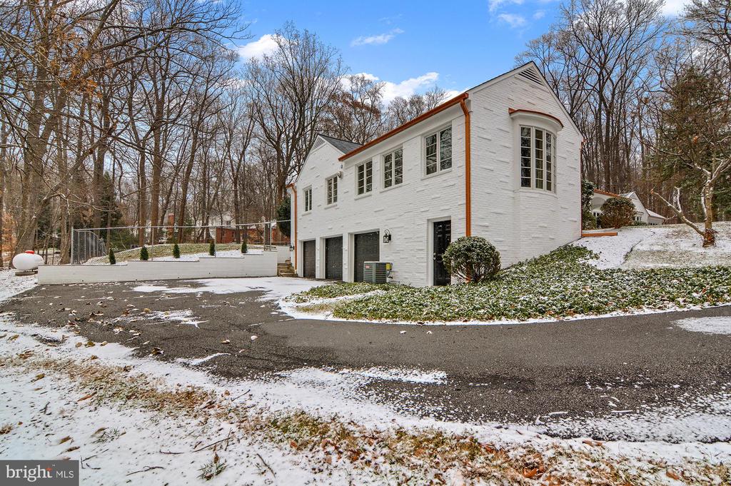 7 CAVESWOOD LANE