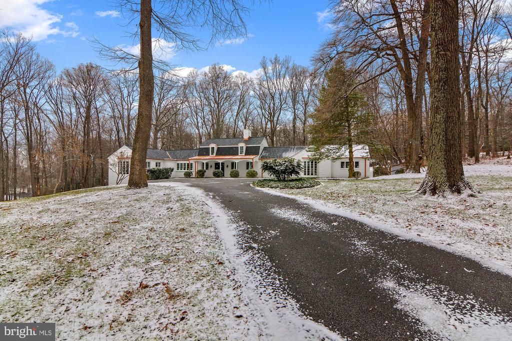 7 CAVESWOOD LANE