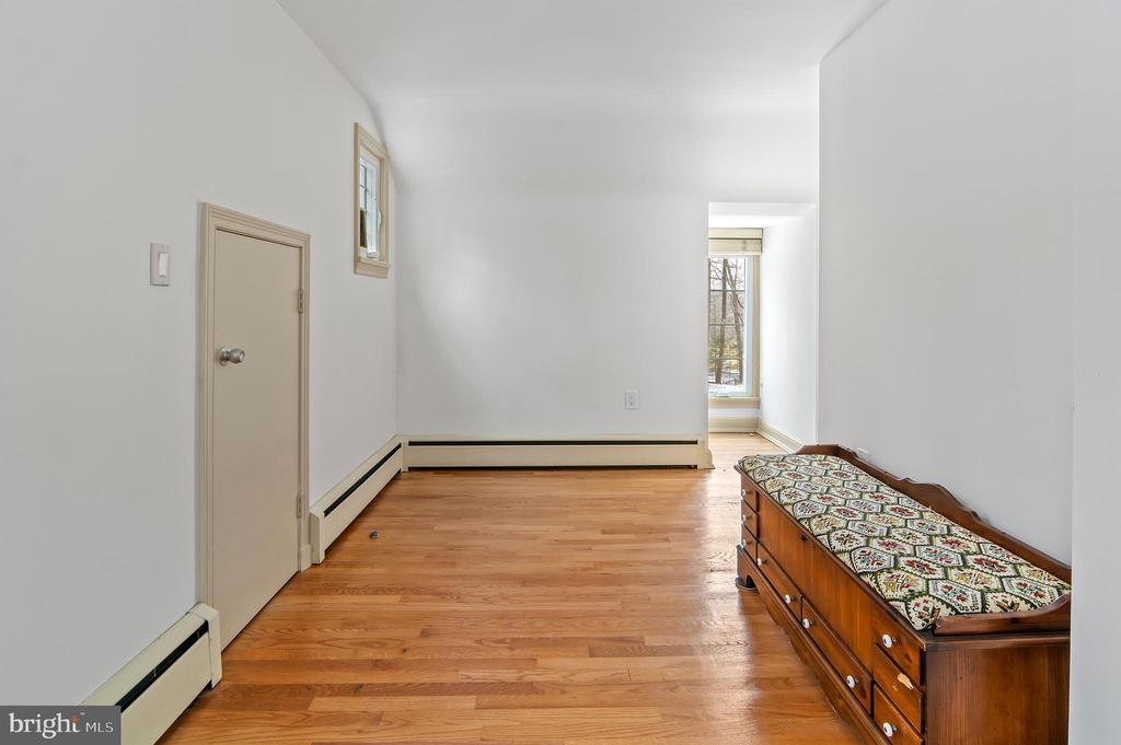 7 CAVESWOOD LANE