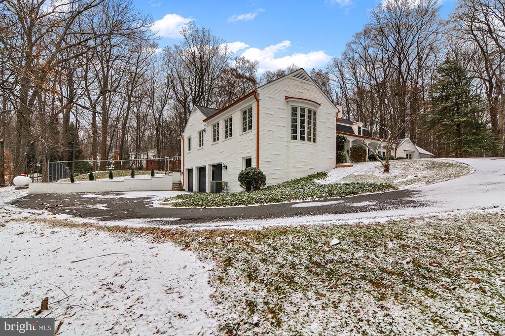 7 CAVESWOOD LANE