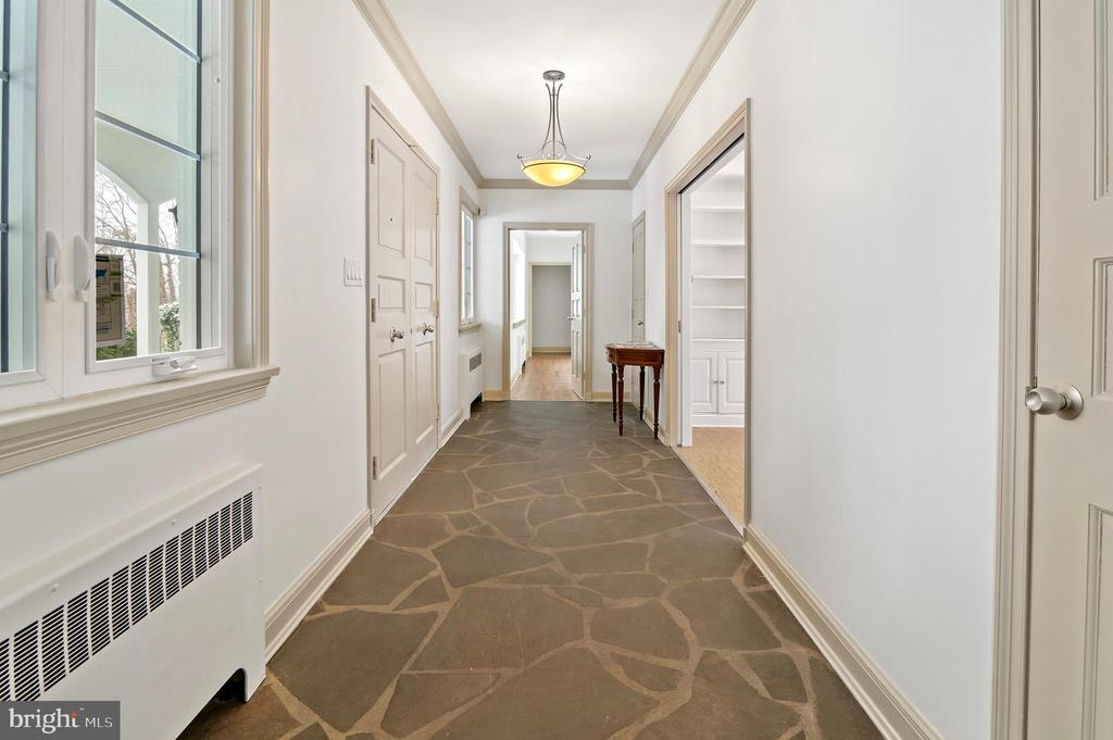 7 CAVESWOOD LANE