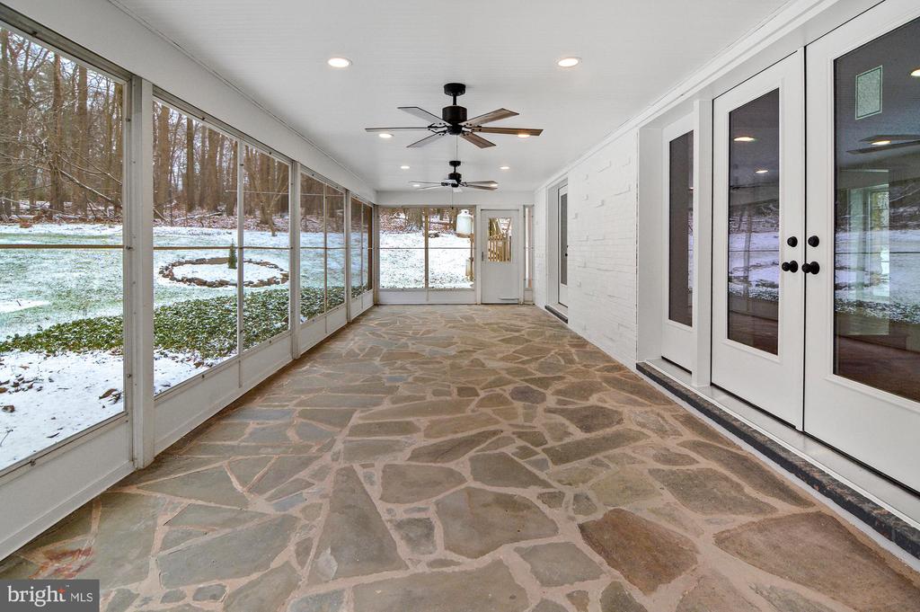 7 CAVESWOOD LANE