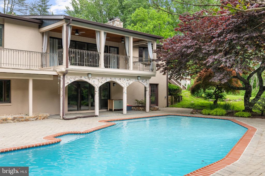 18 MANOR BROOK ROAD