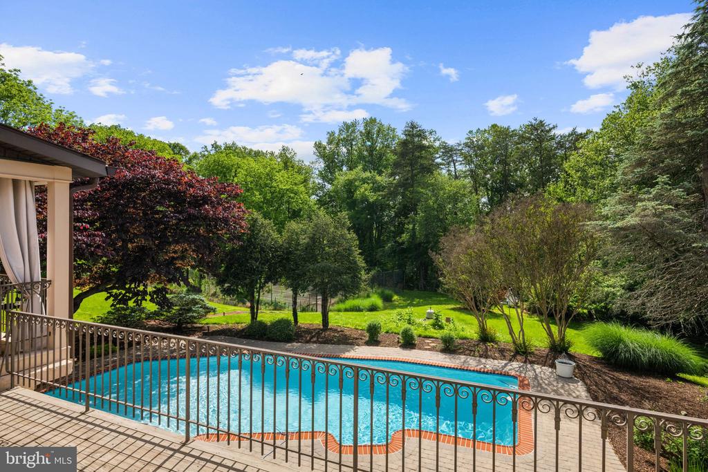 18 MANOR BROOK ROAD