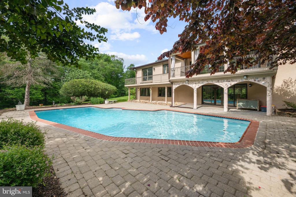 18 MANOR BROOK ROAD