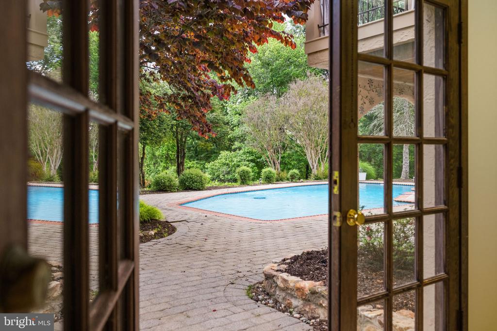 18 MANOR BROOK ROAD
