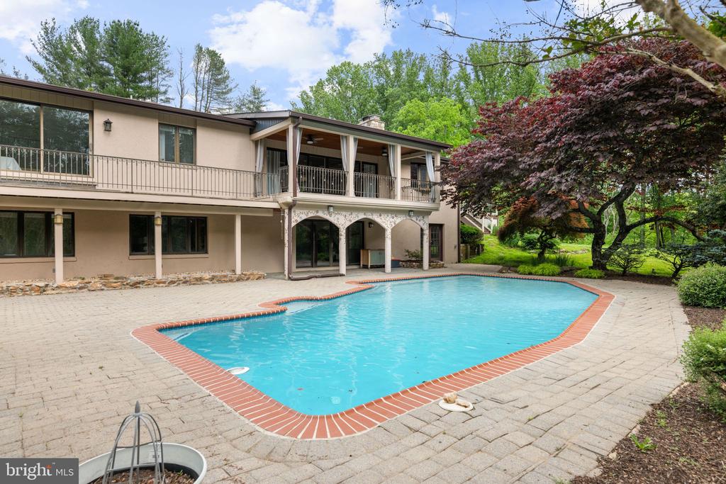 18 MANOR BROOK ROAD