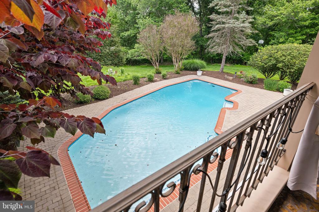 18 MANOR BROOK ROAD