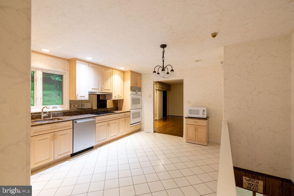 13 BRIDLEWOOD COURT