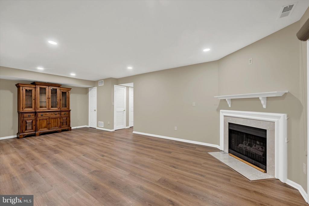 414 ROCKFLEET ROAD Unit: 102