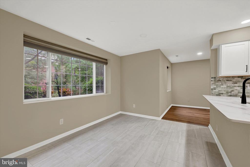 414 ROCKFLEET ROAD Unit: 102