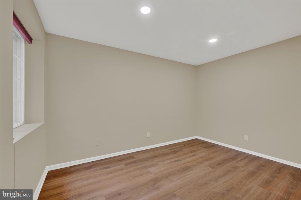 414 ROCKFLEET ROAD Unit: 102