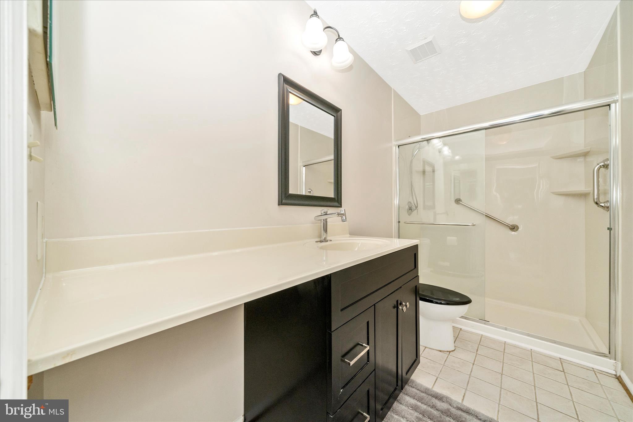 5623 ROUNDTREE LANE