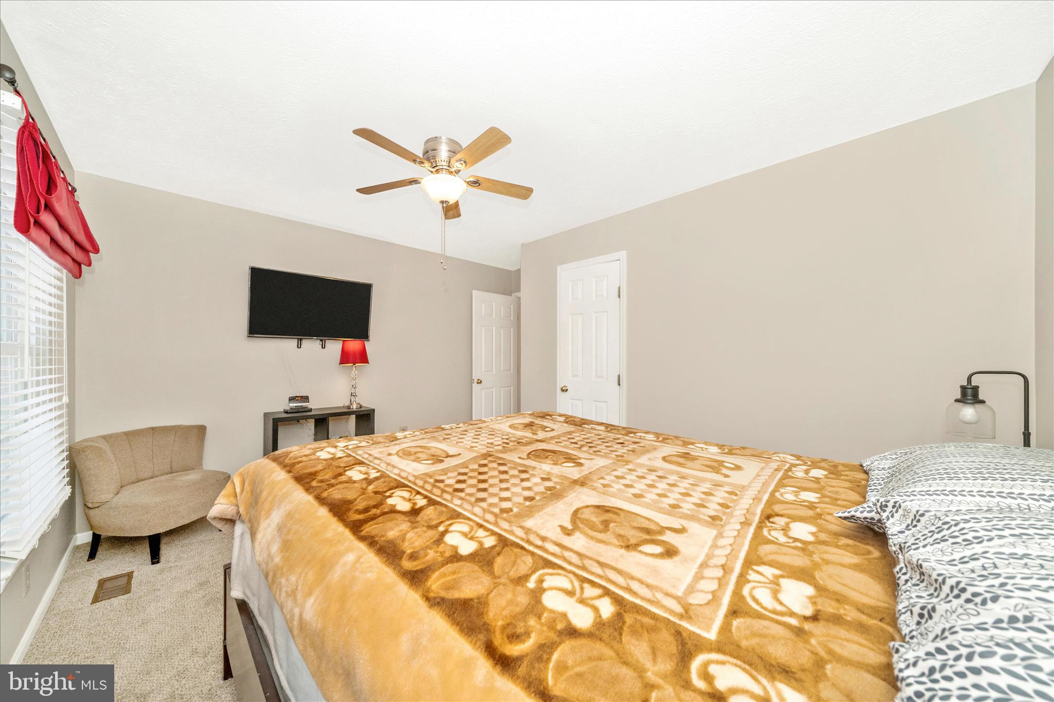 5623 ROUNDTREE LANE