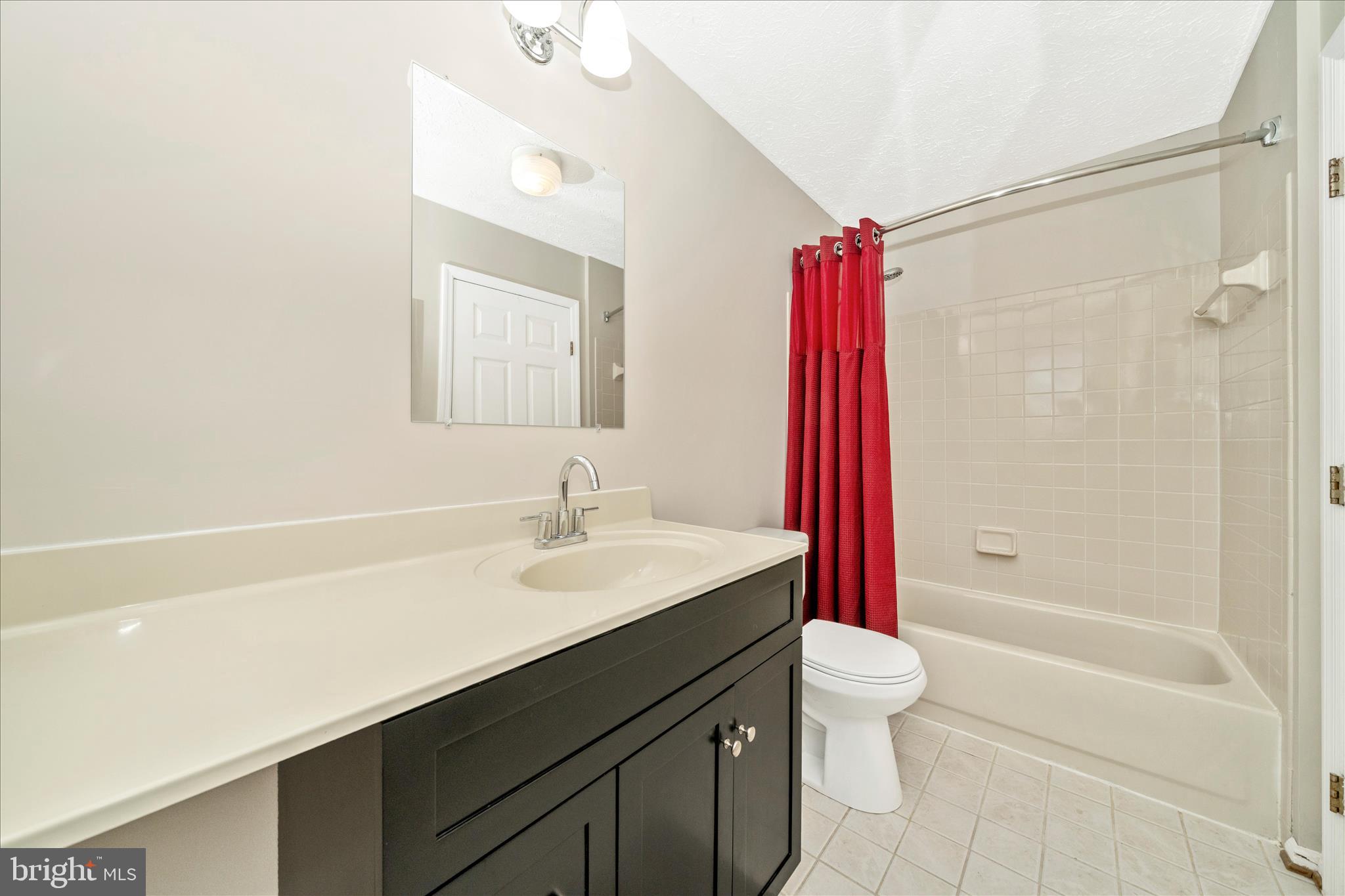 5623 ROUNDTREE LANE