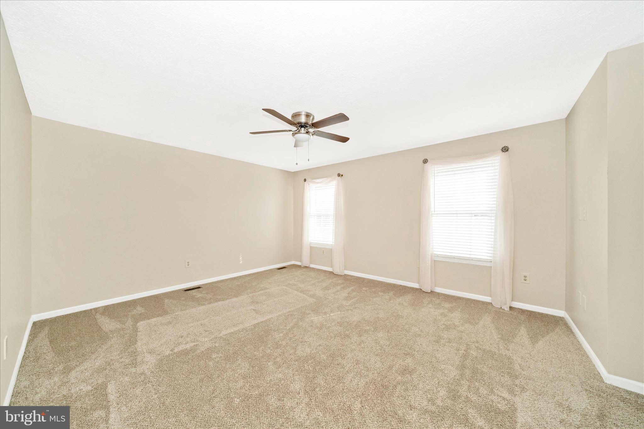 5623 ROUNDTREE LANE