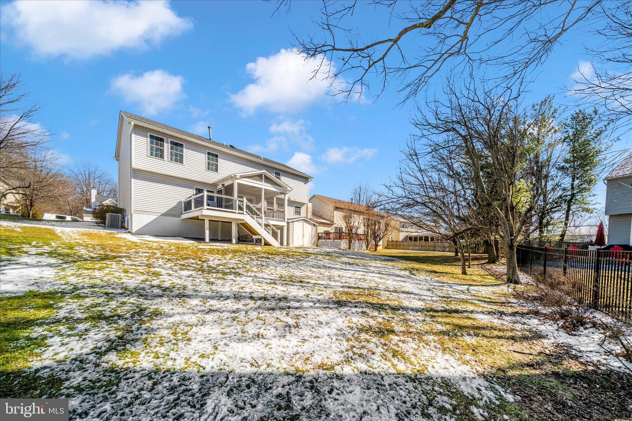 5623 ROUNDTREE LANE