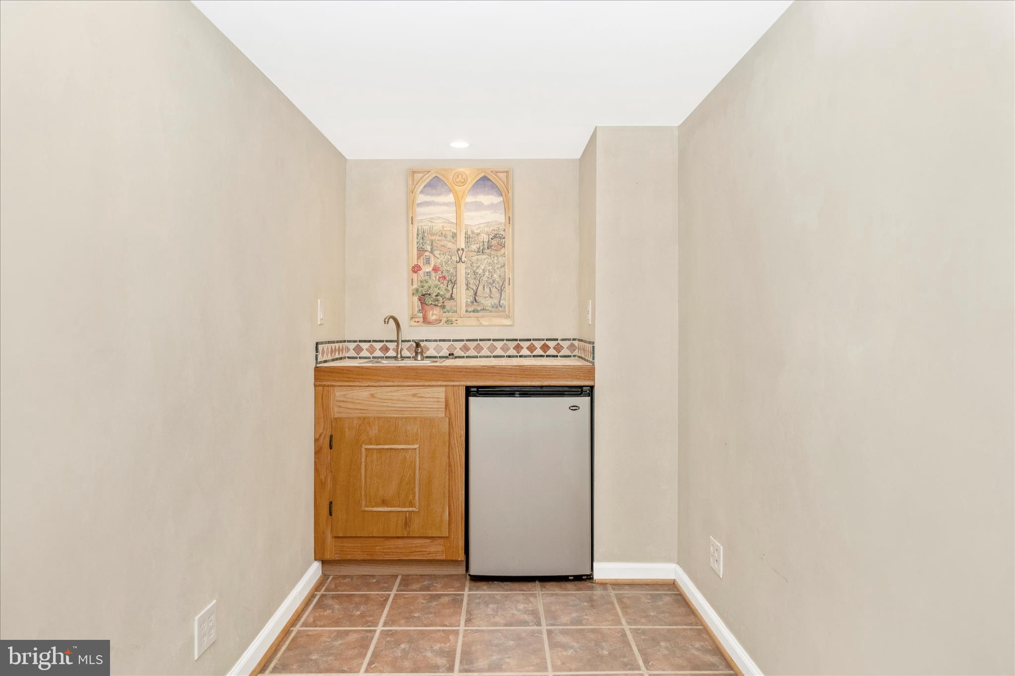 5623 ROUNDTREE LANE
