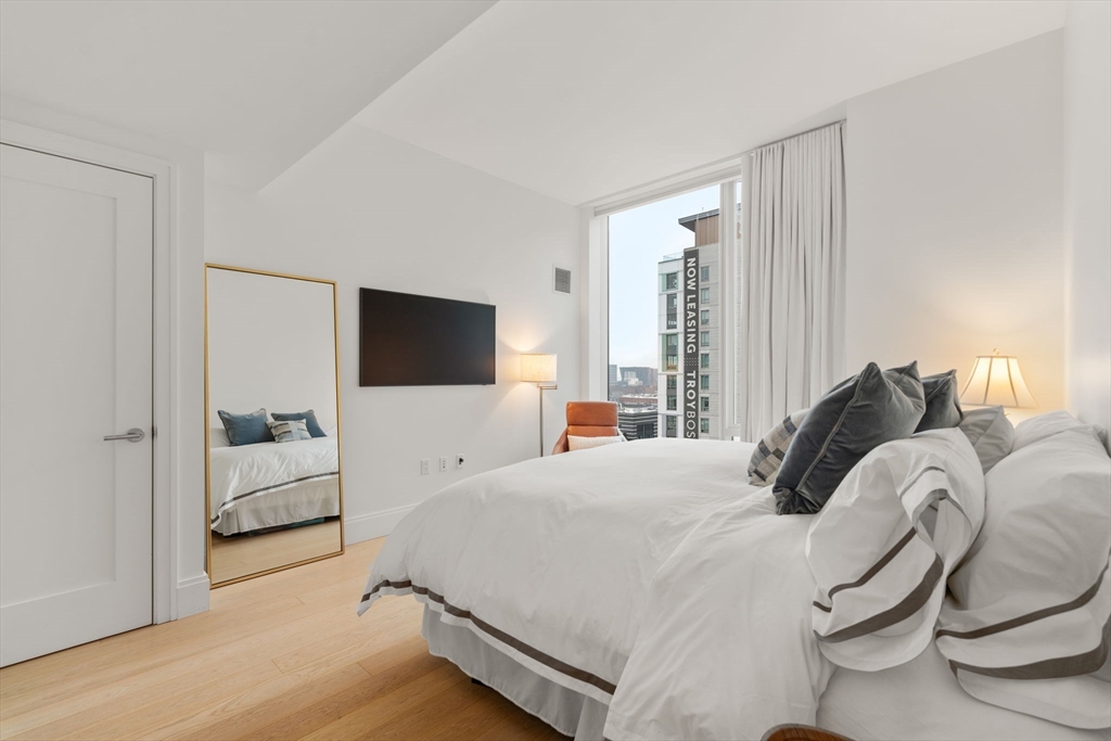 380 Harrison Ave Unit: PH2M