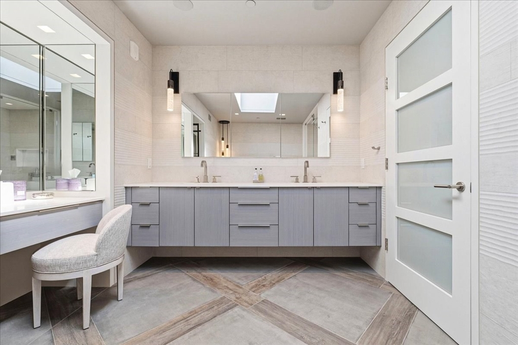481 Harrison Ave Unit: PHB